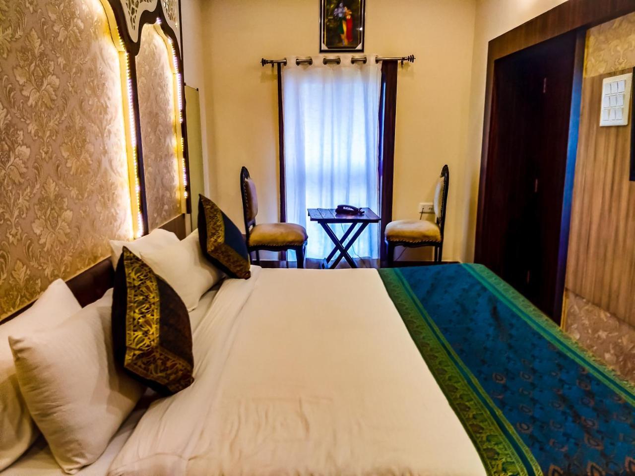 Dwivedi Hotels Sri Omkar Palace Varanasi Bagian luar foto