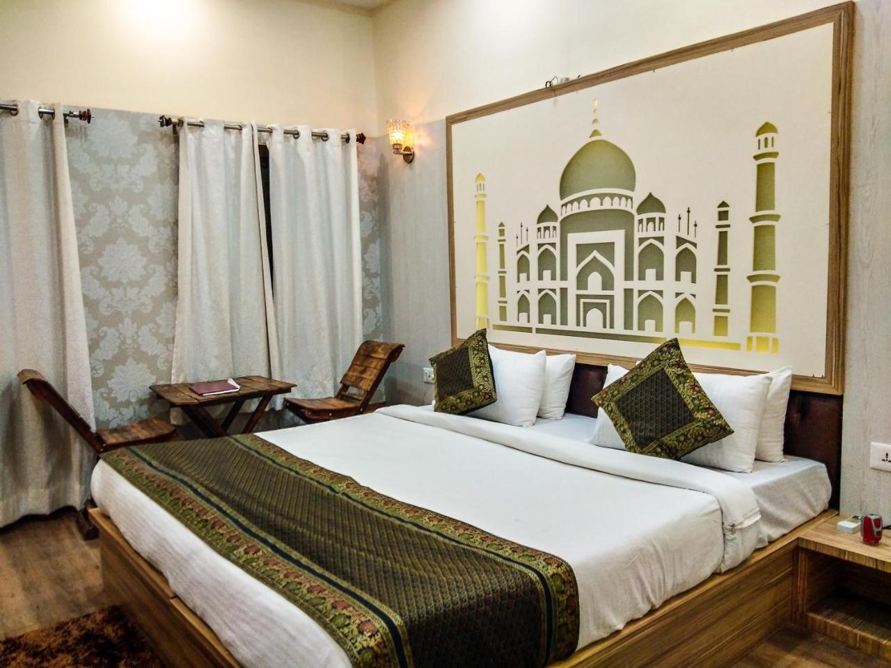 Dwivedi Hotels Sri Omkar Palace Varanasi Bagian luar foto