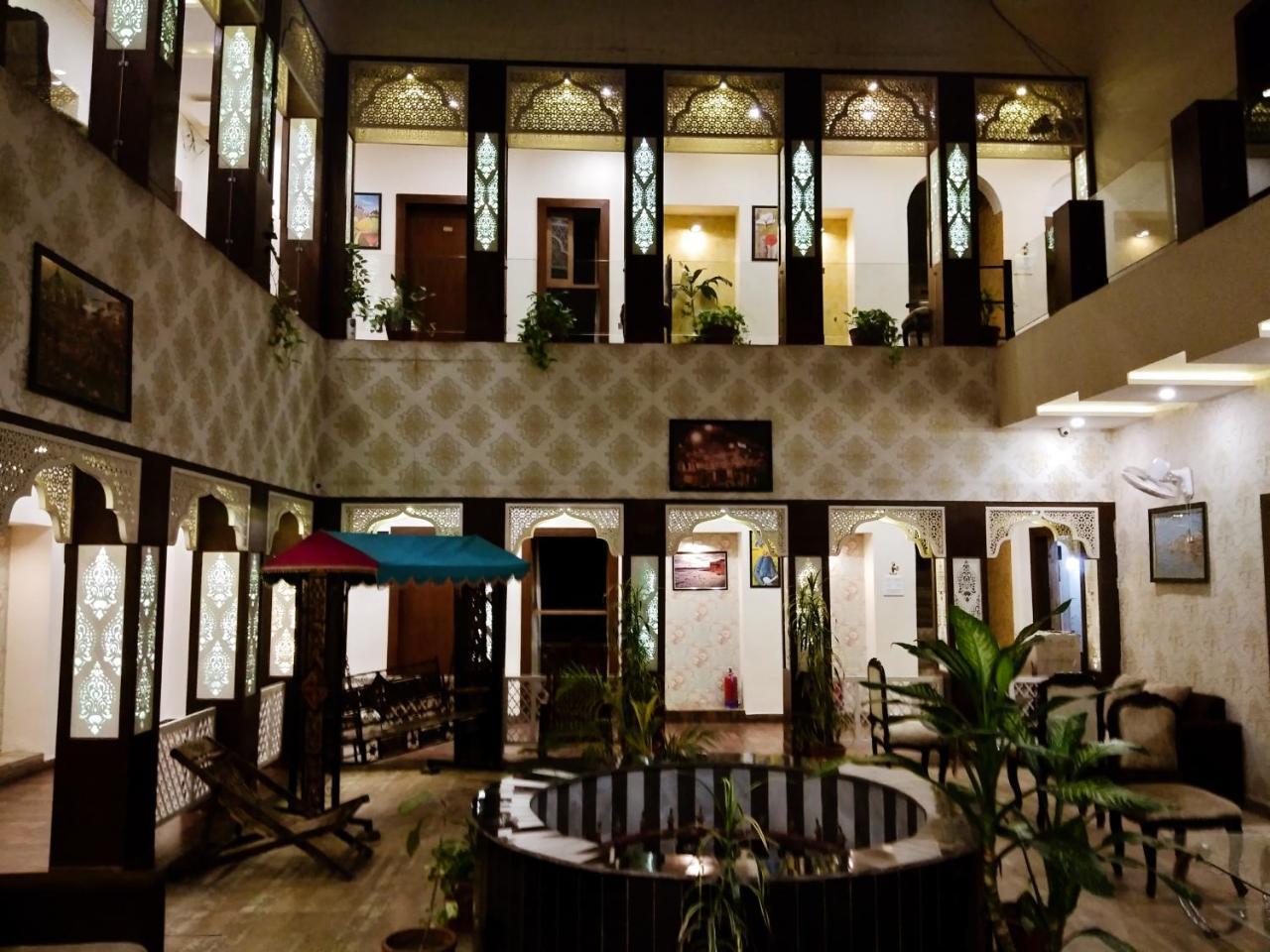 Dwivedi Hotels Sri Omkar Palace Varanasi Bagian luar foto